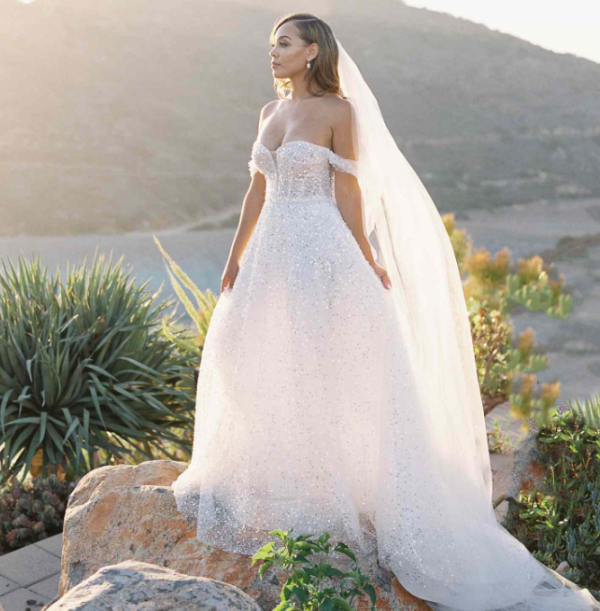 Gaun off-shoulder dengan detail lipit di bagian dada